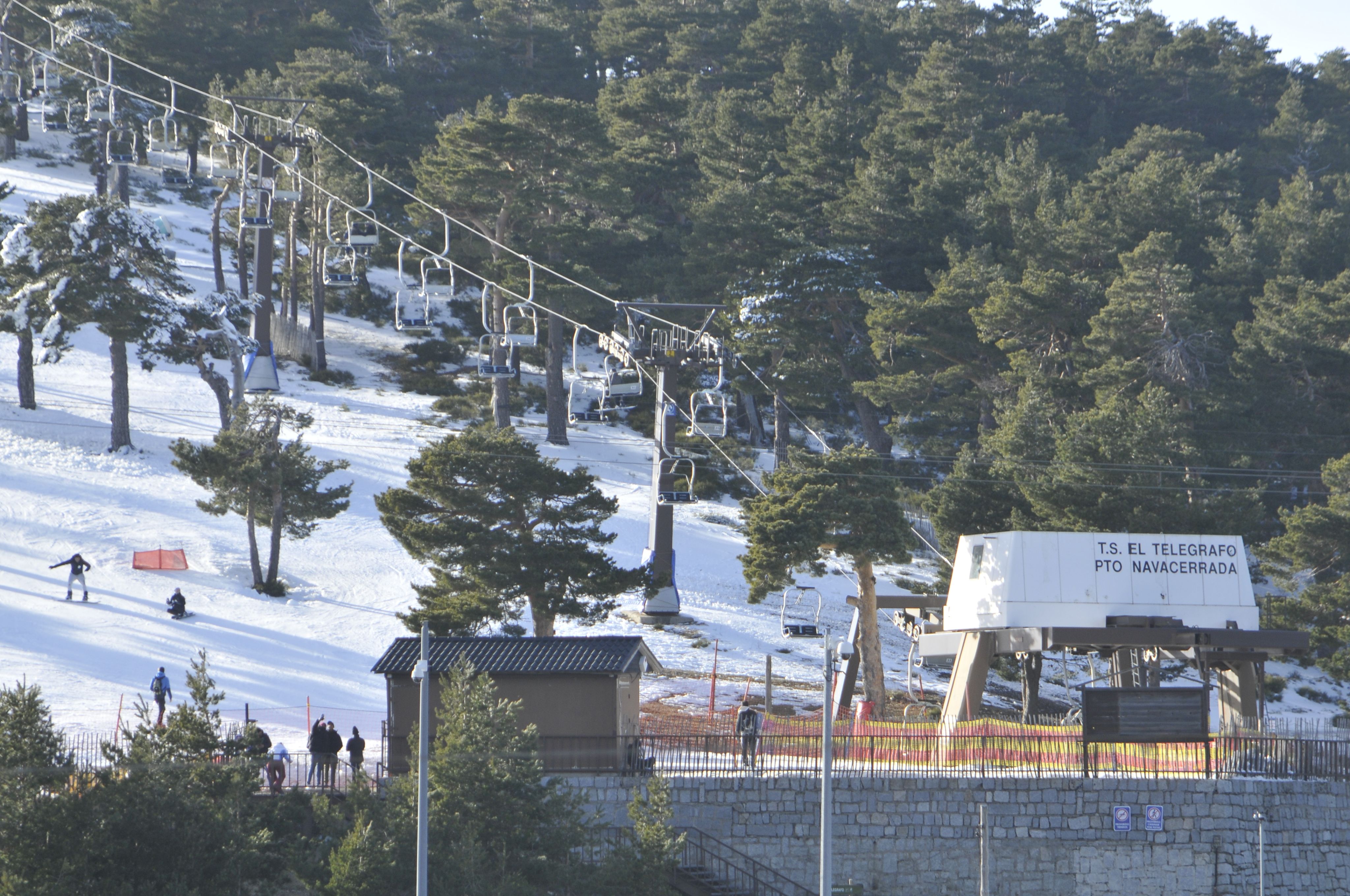 Le départ des pistes de ski alpin à Puerto de Navacerrada